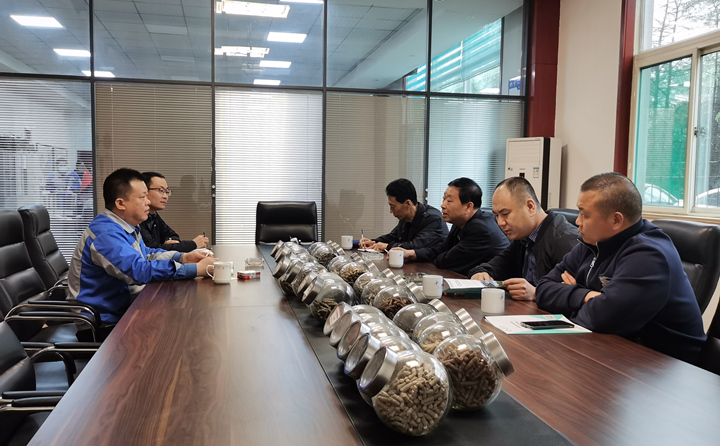 與集團總經理孫寧波及部門負責人座談,就項目建設、環境影響、補貼政策等內容進行了探討交流 與集團總經理孫寧波及部門負責人座談,就項目建設、環境影響、補貼政策等內容進行了探討交流