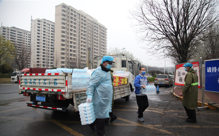 2月25日，山東金格瑞機械有限公司派代表來到齊魯師范學院捐贈防疫物資，保障校園防疫物品備足備齊，助力學校的疫情防控工作。