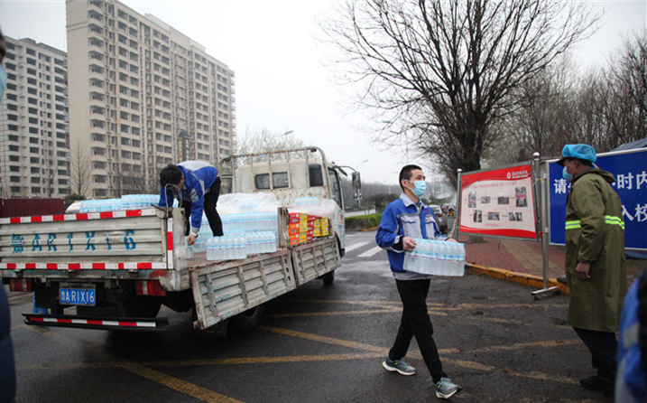 2月25日，山東金格瑞機械有限公司派代表來到齊魯師范學院捐贈防疫物資，保障校園防疫物品備足備齊，助力學校的疫情防控工作。